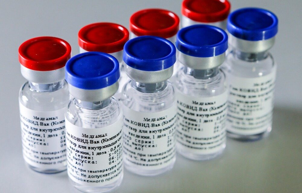 Почему прививку от коронавируса делают в два этапа